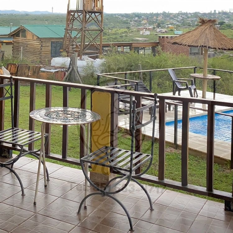 Vista panorámica a las sierras de Córdoba y sector de piscina desde la terraza privada de la cabaña.