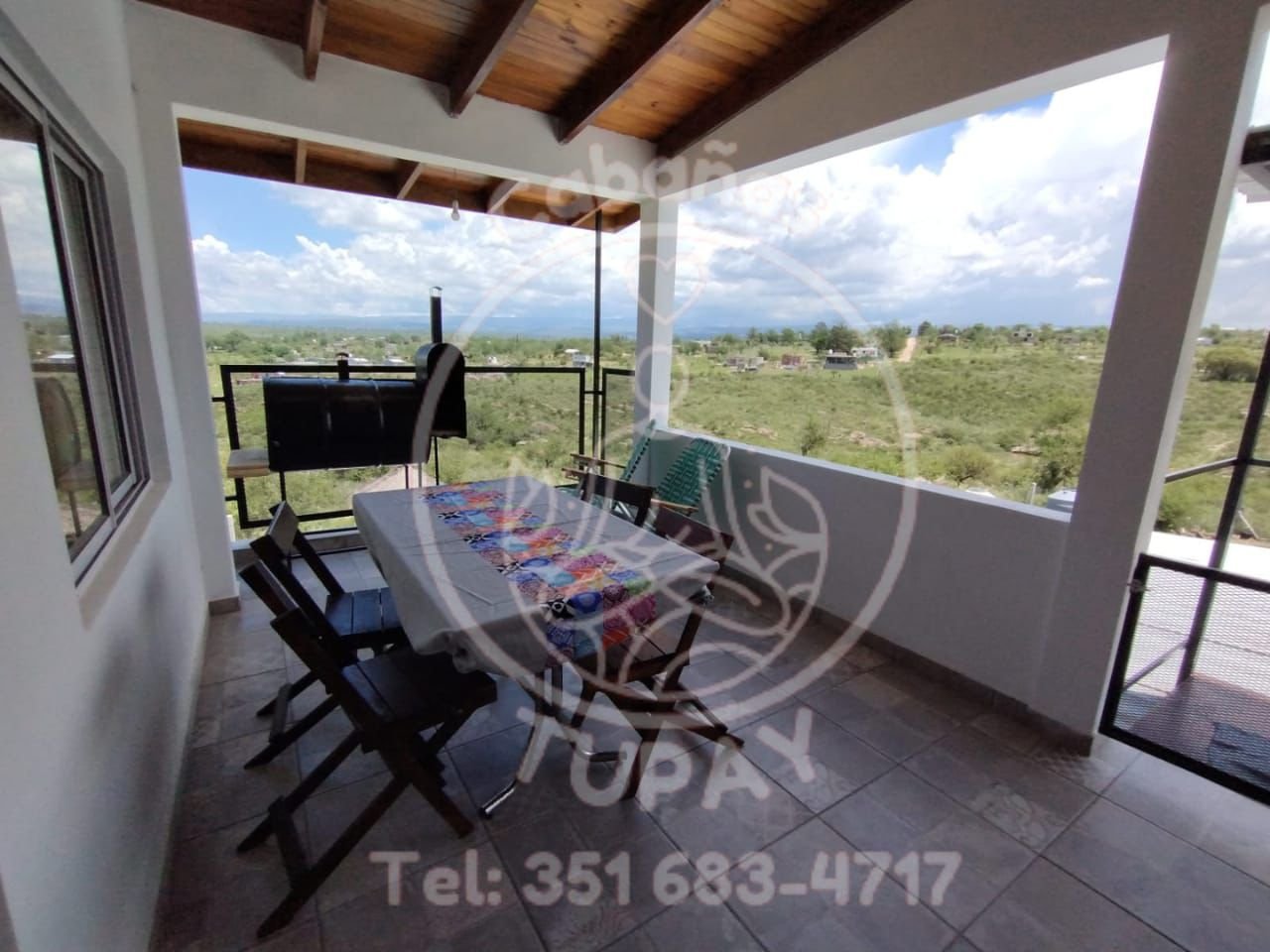 Balcón terraza con asador y vista a las sierras en Mirador del Lago.