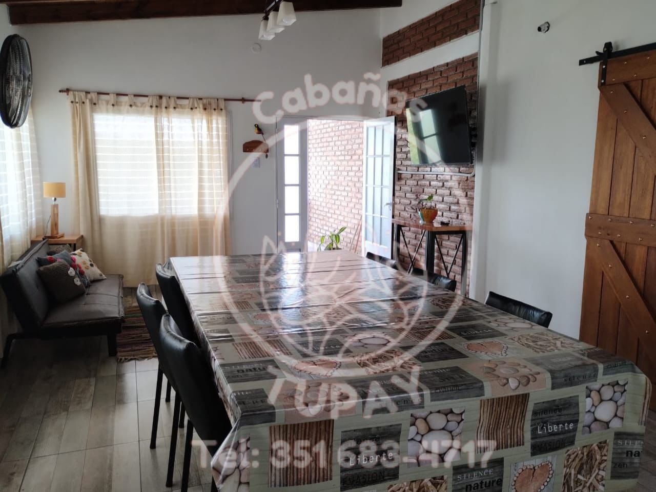 Comedor amplio y luminoso de cabaña equipada en Siquiman.