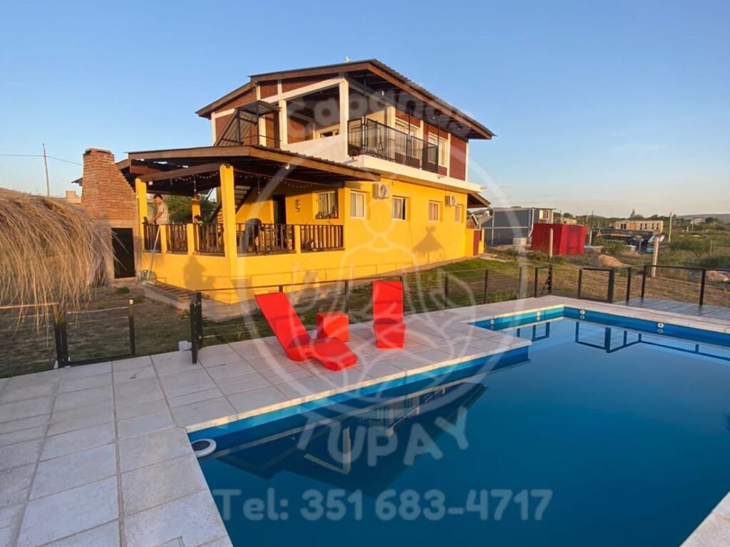 Exterior de Cabañas Tupay en Siquiman con pileta compartida y solárium.